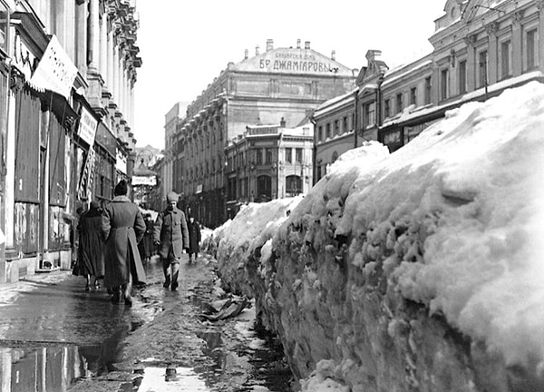 2. Сложно оценить весь масштаб данного события, ведь государственным сотрудникам пришлось менять не только место работы (Смольный институт на Кремль), но и перевозить в другой город свои семьи.