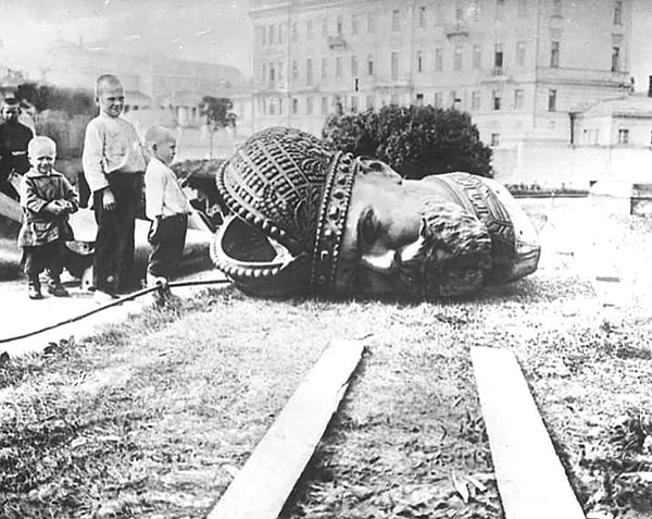 3. Первое, что сделали большевики, это начали избавляться от всех символов прежней власти. Они снесли монумент Александра III, отца Николая II, который возвышался неподалёку от храма Христа Спасителя.