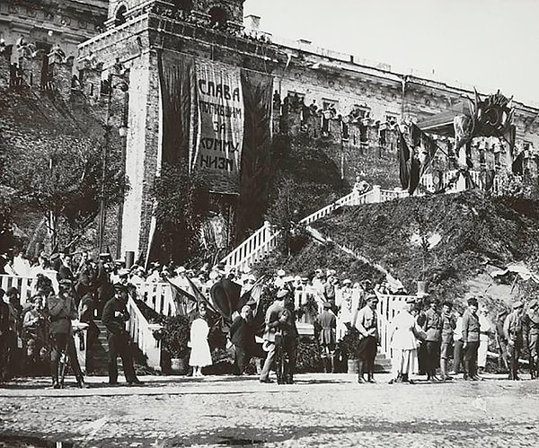 4. Большевики развесили на стенах Кремля свои символы, в которых прославляли тех, кто погиб в борьбе за новую власть.