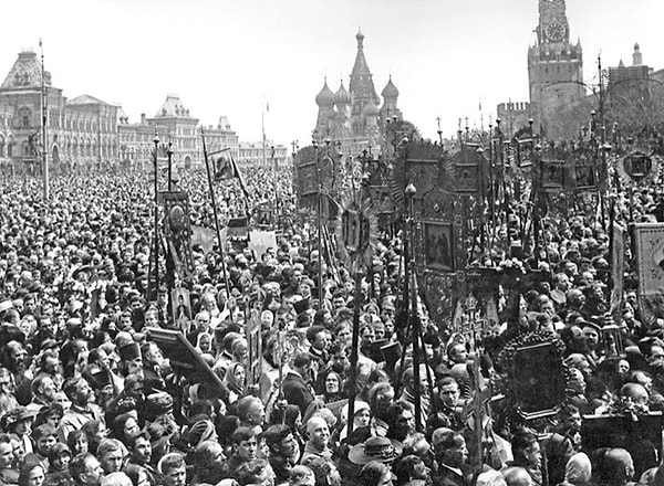 5. В мае 1918 года на Красной площади в Москве отмечали православную Пасху. Это было время, когда большевики ещё не начали борьбу с религией.