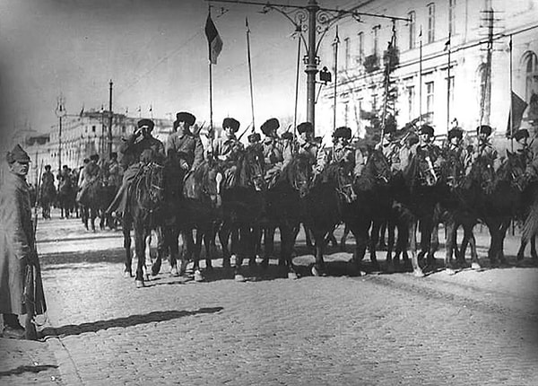 8. На этом фото Красная армия направляется на фронт. Октябрьская революция, Гражданская война и террор большевиков унесли жизни 12-15 миллионов человек в промежутке с 1917 по 1922 год.