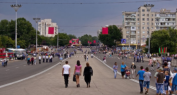 En ilginci bu ülkede herkes asker! 17-35 yaş arasındaki insanlar Genç Kuvvetlerde ve sendikalara bağlı insanlar İşçi Kuvvetleri’nde asker olarak sayılıyor.