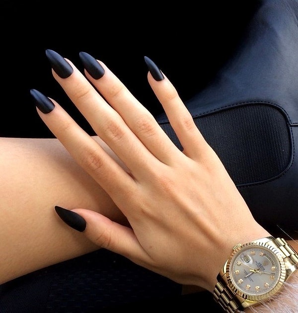 5. Чёрные ногти