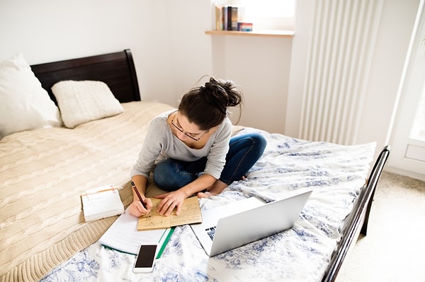 9. Работать на кровати - самое последнее дело.