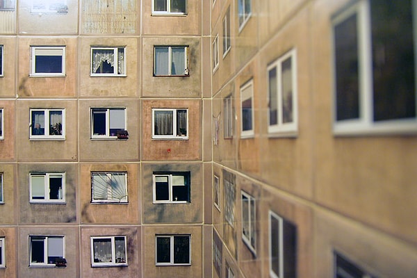 6. "Многие люди живут в очень чистых квартирах, но как только они из них выходят, ситуация кардинально меняется."