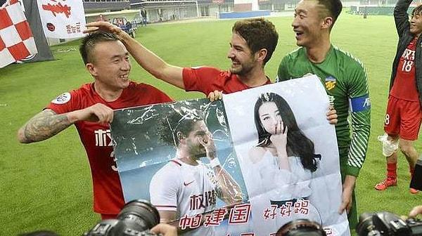 Bir karşılaşma sonrasında Tian Quanjian taraftarları Dilruba ve Pato'nun fotoğraflarının yan yana olduğu bir posteri Brezilyalı futbolcuya ulaştırdı ve posteri alan Pato kameraların karşısına geçerek Dilruba'ya olan aşkını bir kez daha ilan etti.