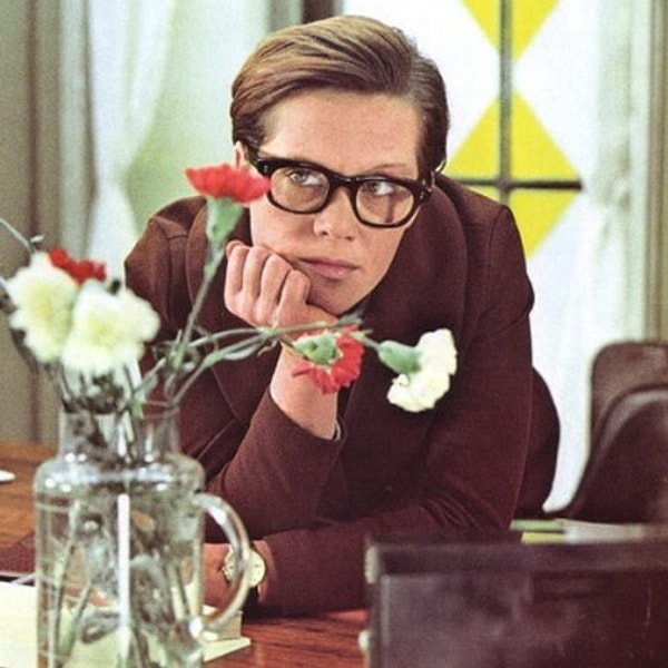 3. Какой режиссер снял легендарные фильмы "Ирония судьбы, или С легким паром!" и "Служебный роман"?