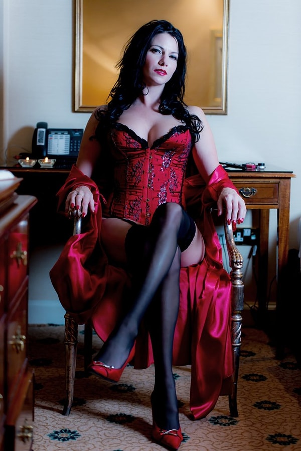 А потому Луиз рекомендует обманутым супругам не беспокоиться по таким пустякам, как случайные связи их мужей.