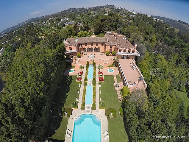 "The Godfather (Baba)" filminin bazı sahnelerinin de çekildiği Beverly Hills'teki bu dev malikane, 6 bin 700 metrekare alan üzerinde kurulu.