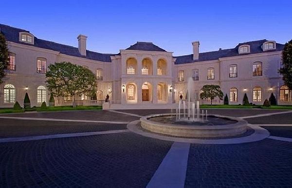Los Angeles bölgesinin en büyük evi olan The Manor, yaklaşık 10 bin metrekare büyüklüğünde.