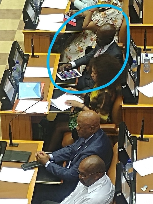 12. Скучно у них там, в африканском парламенте 😊