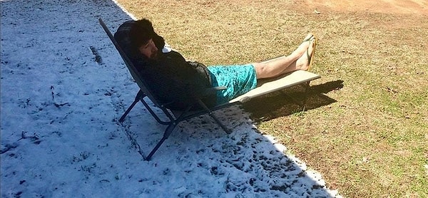 9. Типичная весна в России. Насколько же жизненна эта фотография!