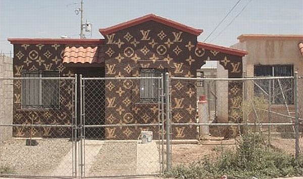 12. А это дом самого главного дизайнера в округе. Стиль называется "дорого-богато"