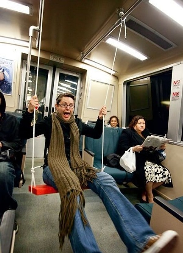 8. Уиииии! Как мило, качельки в метро! Всем, кажется, весело кроме дамы, читающей газету. В ее выражении лица так и написано: "Что за чепуху вы тут устроили?"