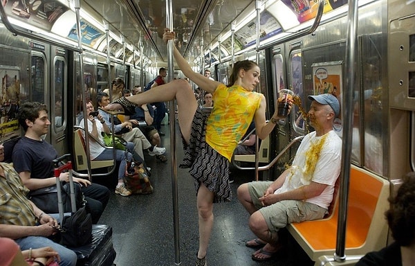 9. Мужчину слева явно все устраивает, а вот мужчине справа не повезло 😅