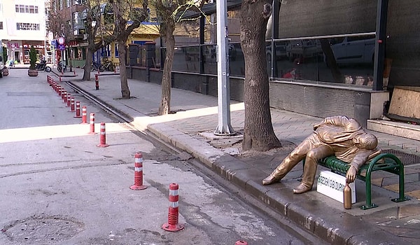 Büyükşehir Belediyesi heykelin yeri için insanların yoğun olarak kullandığı bir güzergar tercih etti.