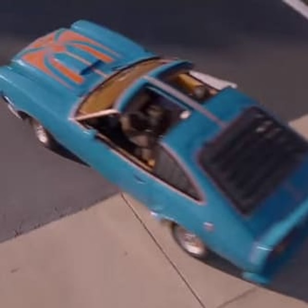 14. В "Стражах Галактики 2" автомобиль Эго из начала фильма имеет ту же расцветку, что и корабль его сына Питера