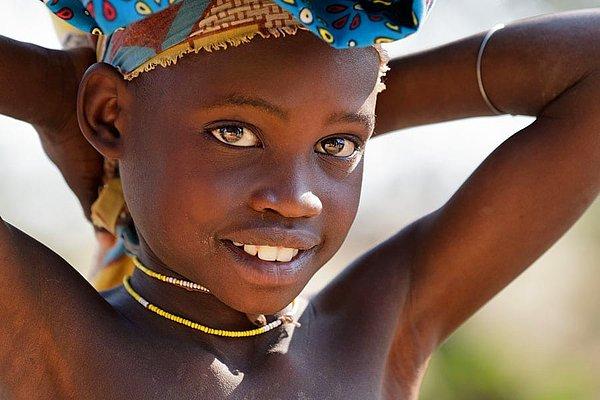 3. Angola'nın Mucubal kabilesinden bir küçük kızın gülümsemesi