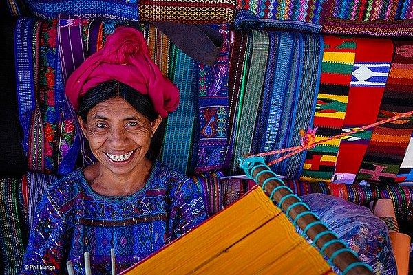 20. Guatemala'da Mayalı bir dokumacı