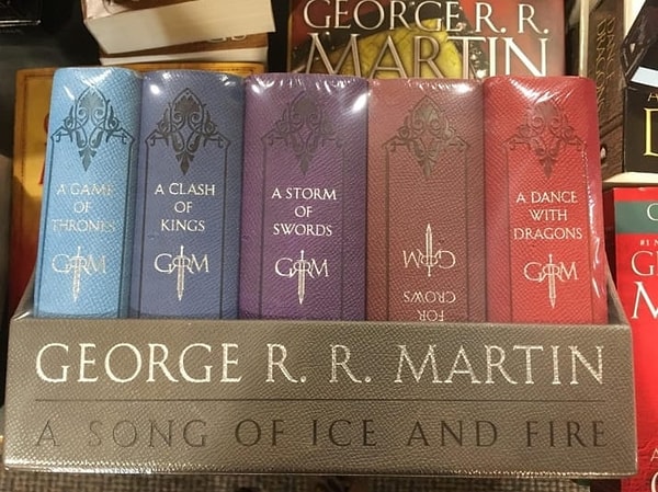 13. Оформление этих книг по "Игре престолов" раздражает даже больше, чем смерть персонажей в романах!