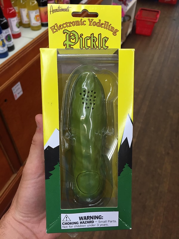 6. Это не то, о чем вы подумали, а всего лишь электронный огурчик, который поет йодлем