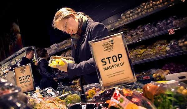 Danimarka’nın başkenti Kopenhag’da, diğer marketler tarafından beğenilmeyen ya da satılamayan gıdaları çöpe atmak yerine daha ucuza satan bir atık yemek marketi açıldı.