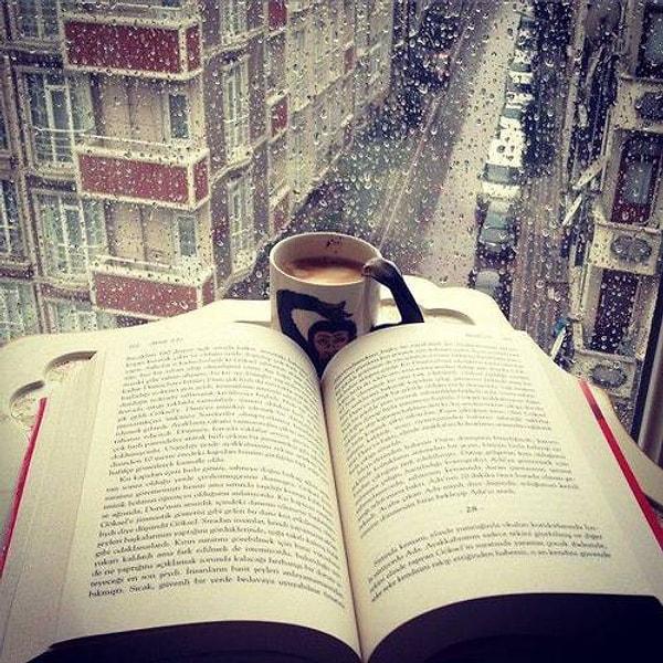 16. Yağmurlu havada romantik Tumblr kızı moduna girilip, kitap ve kahve fotoğrafı altına iki edebî cümlenin düşüldüğü story.