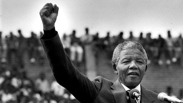 1. Oysa Mandela 1990 yılında hapisten çıkmış, hatta 90'ların sonunda devlet başkanlığı yapmıştı ve çok uzun yıllardır hayatını bir suçlu olarak değil de saygın bir insan olarak devam ettiriyordu.