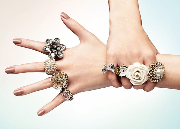 Золото, серебро, жемчуг - беспроигрышные варианты, они с любой одеждой (и классической, и спортивной) смотрятся шикарно!