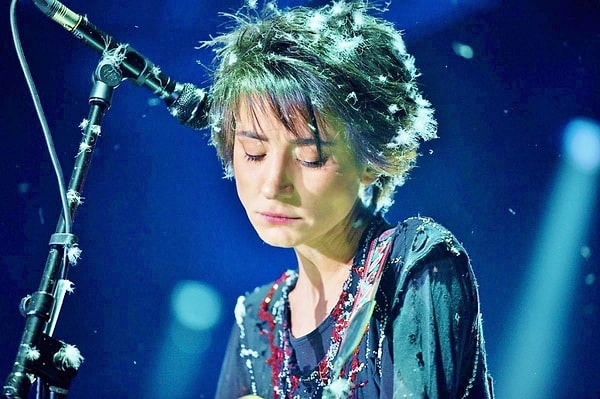 10. Какую песню исполняла Земфира на закрытии Универсиады в Казани?