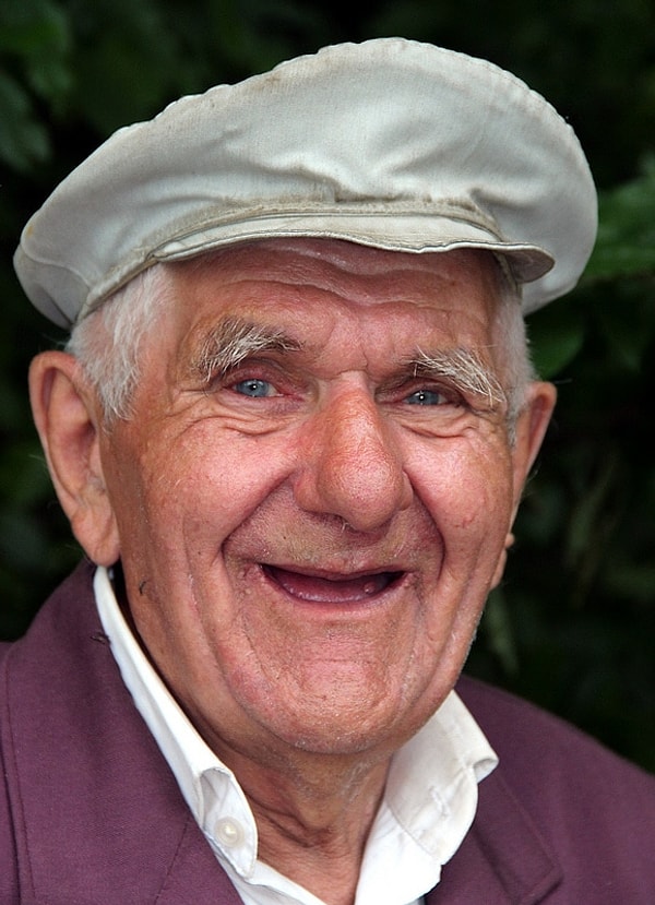 5. Счастливый пожилой мужчина из Белоруссии