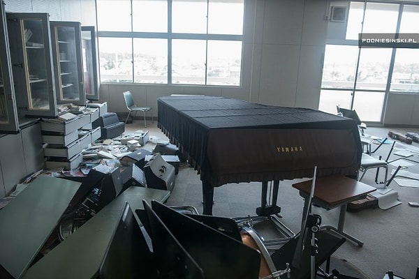 3. Музыкальные инструменты, оставленные в классной комнате школы Футабы.