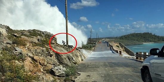 Kayalıklara Vuran Dev Dalgaların Hışmına Uğrayan Adam