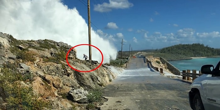 Kayalıklara Vuran Dev Dalgaların Hışmına Uğrayan Adam