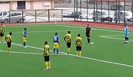 Amatör Lig Maçında Penaltı Kullanılacakken Stadın Yanındaki Okulda İstiklal Marşı Okunmaya Başlayınca Oyunu Durduran Hakem