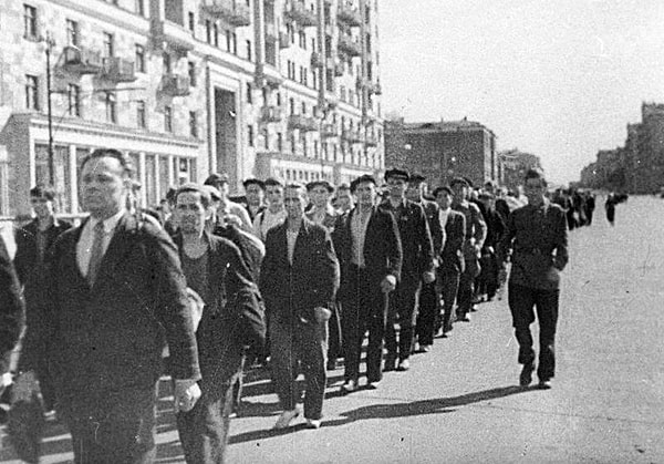 1. "Разгром немецких войск под Москвой" (1942), режиссёры: Леонид Варламов и Илья Копалин