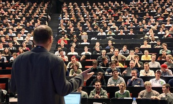 2. Представьте, что вы опаздываете на пару, к тому же, входите в кабинет с шумом, который явно привлек внимание всей аудитории. И вдруг вы обнаруживаете, что перепутали кабинет, и сейчас на вас смотрят 100 пар незнакомых глаз. Как вы себя почувствуете?