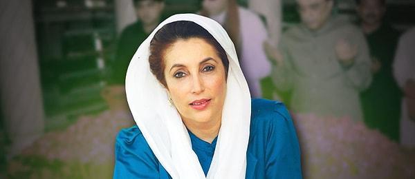 1993 yılında Benazir Butto yeniden başbakan seçildi ancak üç yıl sonra eşi ile birlikte yolsuzluk suçlamaları nedeniyle Devlet Başkanı Faruk Leghari tarafından düşürüldü.