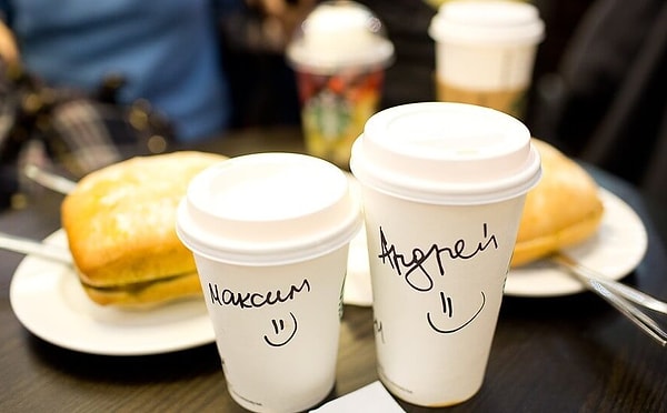 1. Стакан из Starbucks с именем или любой другой надписью.