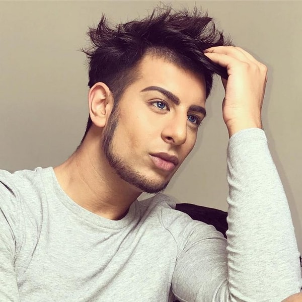 Junaid какое-то время изучал фэшн-индустрию, но потом стал работать моделью и настолько вошел в роль, что теперь каждый день вынужден выглядеть потрясающе, ведь за ним наблюдают 50.000 подписчиков!