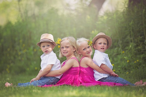 2. 'Мы с сестрой появились на свет с разницей в 15 минут'