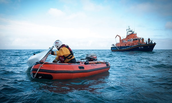 2. Вам удалось взобраться на спасательный плот. Что вы должны сделать первым делом?