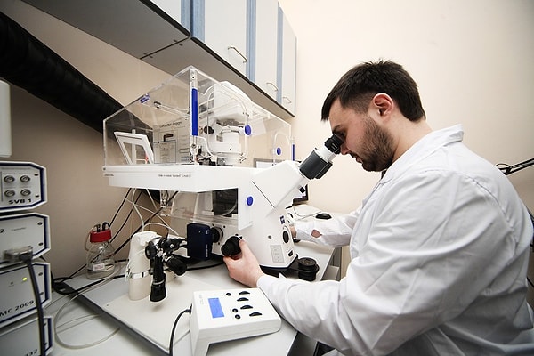 5. Неожиданно в пятерку лидеров вошли ученые, зарплата которых чуть не дотягивает до 100 тысяч рублей.