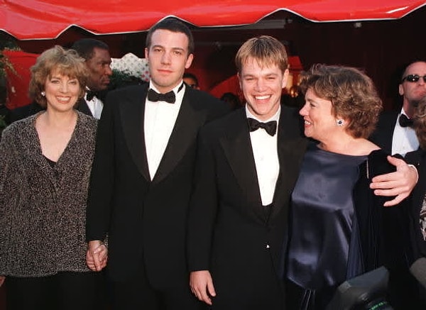 3. А вот и Бен Аффлек и Мэтт Деймон со своими мамами