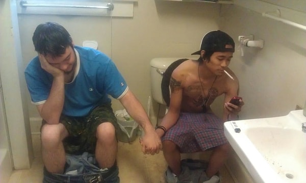 9. Или даже ходить вместе в туалет 😆