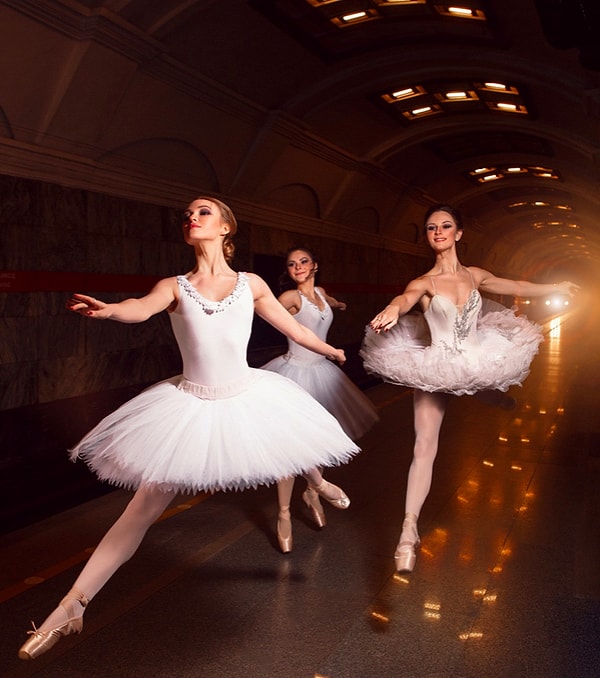 1. Петербург знаменит своей Академией русского балета имени А. Я. Вагановой, а вот и балерины на станции "Кировский завод".