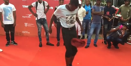 Şapkasını Top Sektirir Gibi Sektiren Elemandan Muhteşem Gösteri