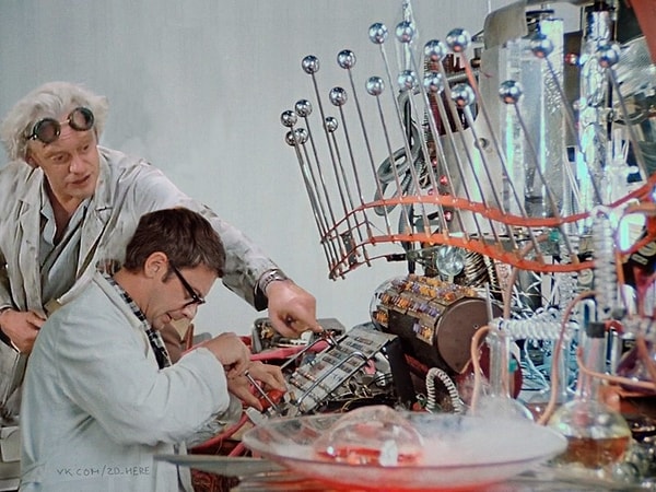 14. Док из "Назад в будущее" помогает Шурику с машиной