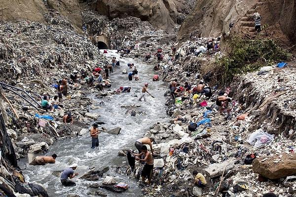 5. 19 Ekim 2011 günü çekilen fotoğrafta Guetamala şehrinde, 'Maden' adı verilen kirli sularda hurda arayan insanlar.