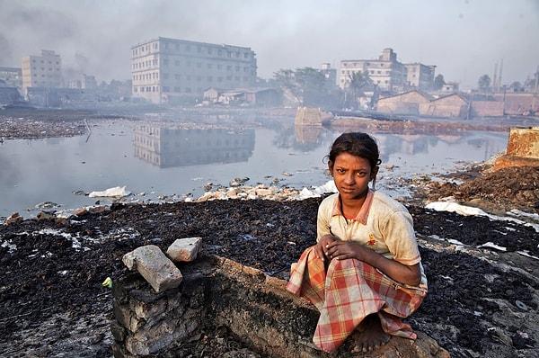 8. Bangladeş, Buriganga gölü kenarında oturan bir kız, Şubat 2007.